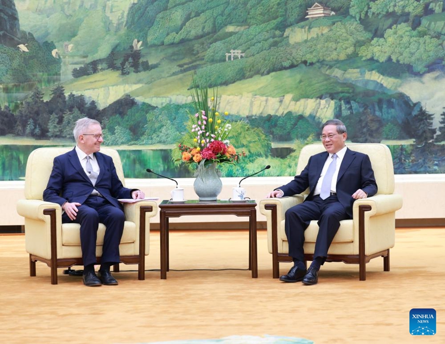 Il premier cinese Li Qiang incontra una delegazione del China-Britain Business Council (CBBC) guidata dal presidente del CBBC Sherard Cowper-Coles presso la Grande Sala del Popolo a Beijing, capitale della Cina. (15 maggio 2024 - Xinhua/Wang Ye)