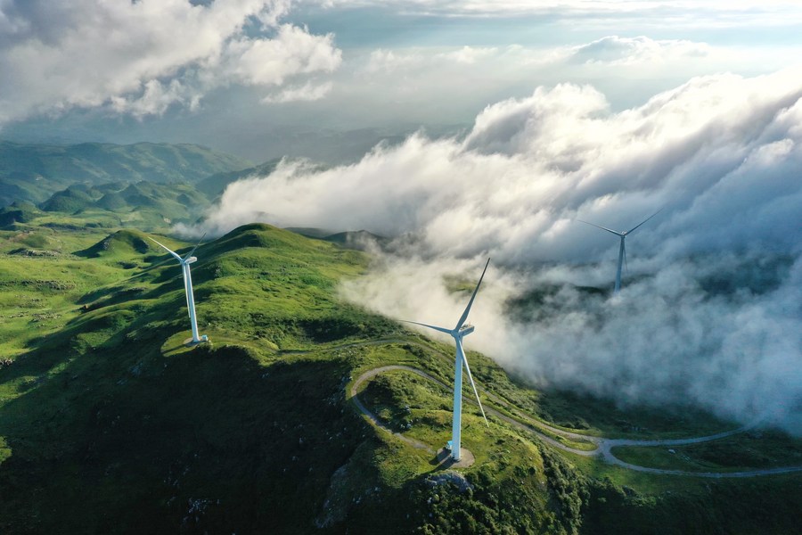 Turbine eoliche nel punto panoramico di Jiucaiping, nella provincia del Guizhou, nella Cina sudoccidentale. (19 agosto 2020 - Foto/Xinhua)