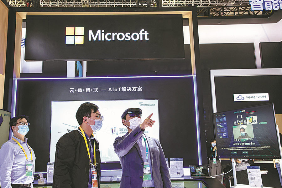 Visitatori sperimentano i dispositivi di realtà aumentata di Microsoft durante la quarta China International Import Expo (CIIE) a Shanghai a novembre. (Foto in gentile concessione a China Daily)