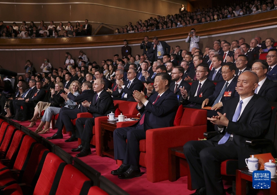 Xi Jinping e Vladimir Putin presenziano alla cerimonia inaugurale dell'Anno della Cultura Cina-Russia e al concerto dedicato ai 75 anni delle relazioni diplomatiche