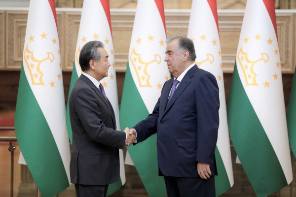 Il presidente del Tagikistan incontra Wang Yi