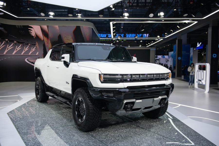 Pick-up elettrico Hummer esposto nell'area espositiva automobilistica della IV China International Import Expo (CIIE) a Shanghai, nella Cina orientale. (Xinhua/Meng Tao)