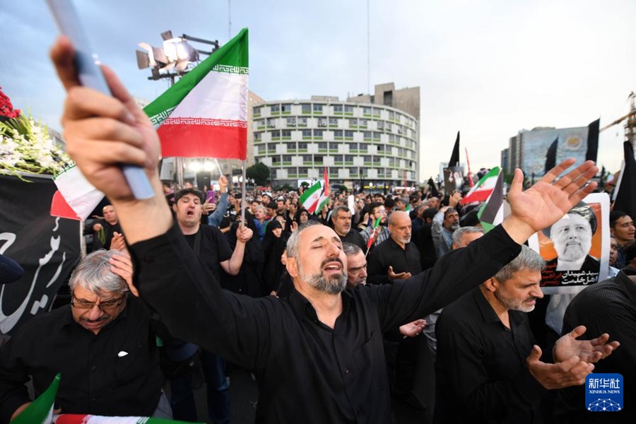 Iraniani a Teheran per piangere la scomparsa del presidente Raisi