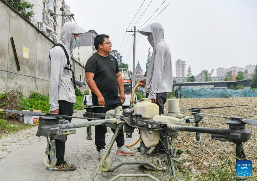 Giovane agricoltore utilizza tecnologia moderna per potenziare l'agricoltura tradizionale nel sud-ovest della Cina