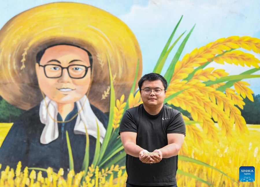 Giovane agricoltore utilizza tecnologia moderna per potenziare l'agricoltura tradizionale nel sud-ovest della Cina