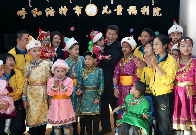 Xi Jinping visita la casa di assistenza per bambini di Hohhot. (28 gennaio 2014 - Lan Hongguang)