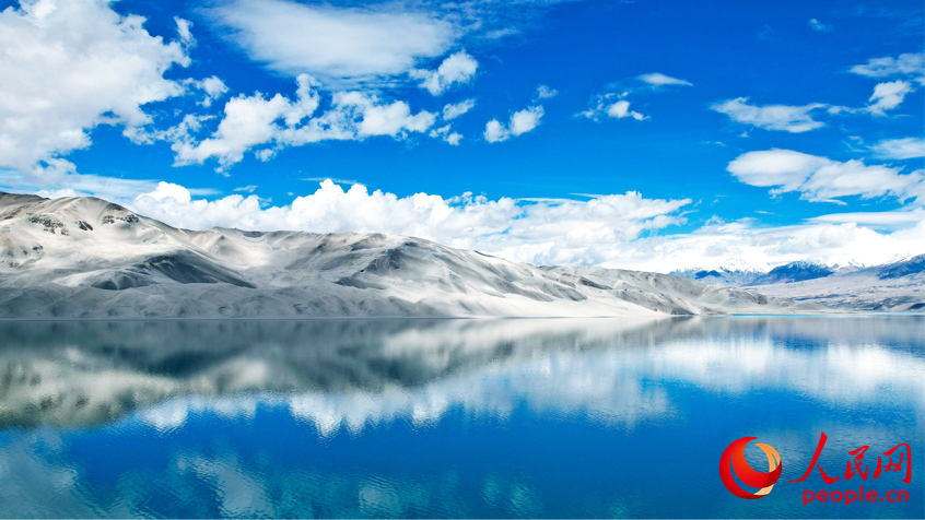 Lago Baisha, nello?Xinjiang: verde e azzurro si incontrano fra le nuvole