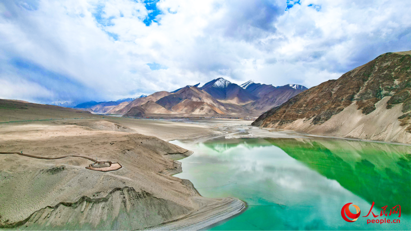 Lago Baisha, nello?Xinjiang: verde e azzurro si incontrano fra le nuvole