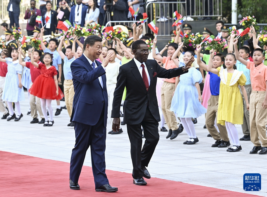 Xi Jinping incontra il presidente della Guinea Equatoriale