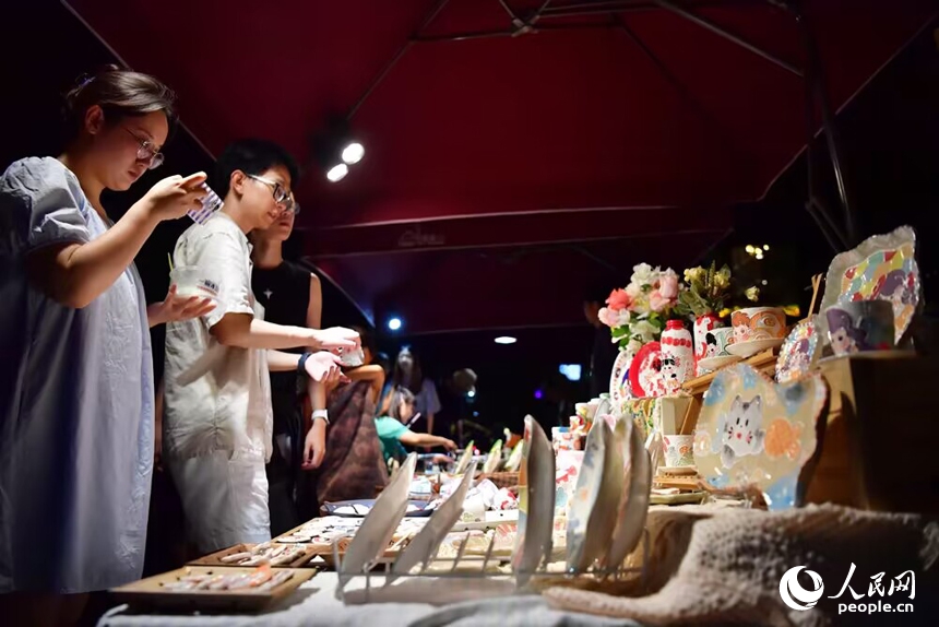 Jingdezhen: mercato notturno di porcellana pieno di vitalità