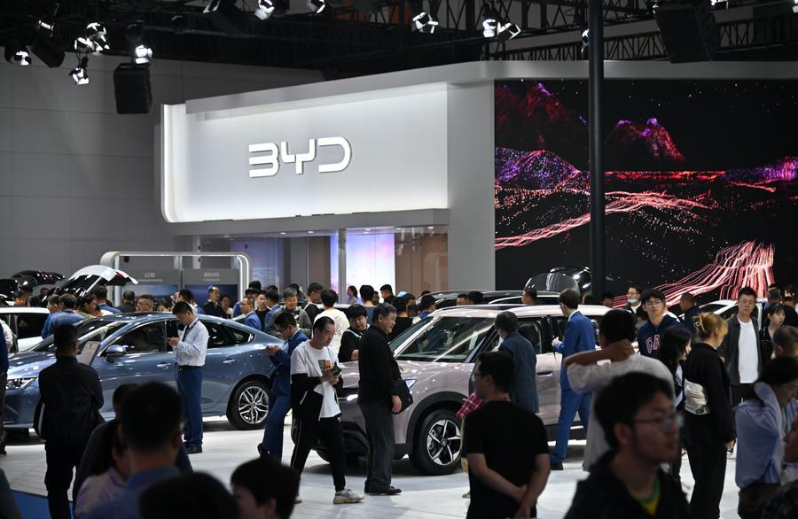 Stand espositivo di BYD in un salone dell'auto a Xi'an, nella provincia dello Shaanxi, Cina nordoccidentale. (1 maggio 2024 - Xinhua/Zhang Bowen)