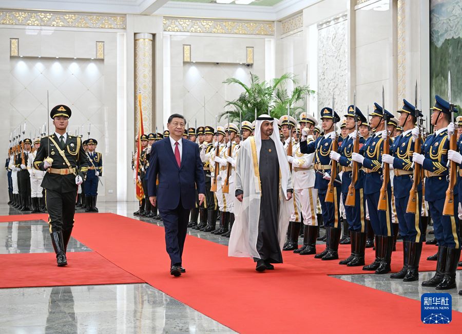 Xi Jinping incontra il presidente degli Emirati Arabi Uniti Mohammed bin Zayed al-Nahyan