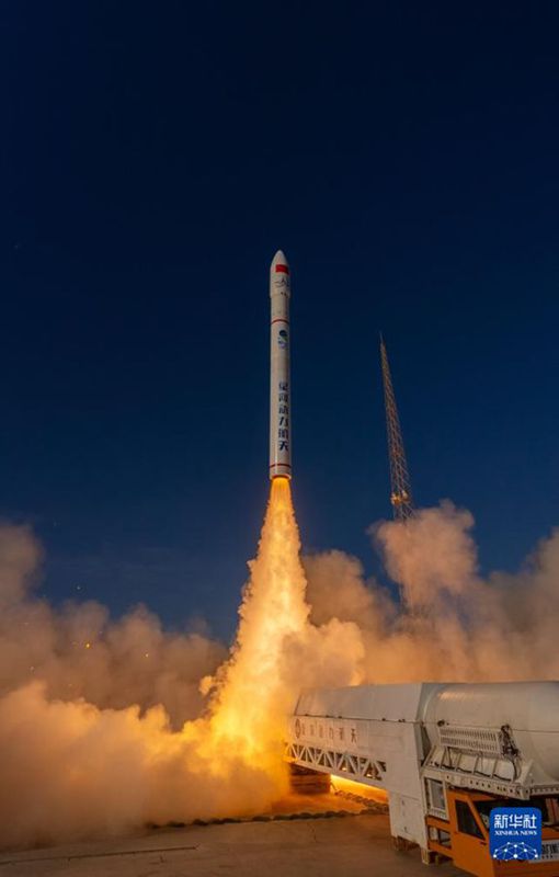 Cina, lanciati con successo 5 satelliti