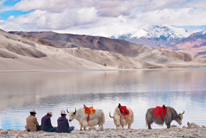 Lago Baisha, nello Xinjiang: verde e azzurro si incontrano fra le nuvole