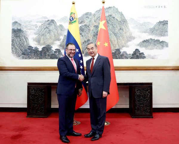 Beijing, colloquio tra Wang Yi e il Ministro degli Esteri venezuelano Yván Gil Pinto