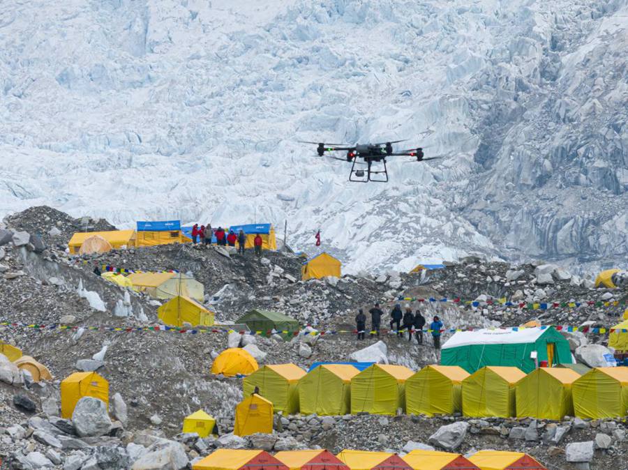 Uno screenshot tratto da un video mostra un drone DJI durante un test di consegna presso il Campo Base del Monte Qomolangma. (30 aprile 2024 - Xinhua)