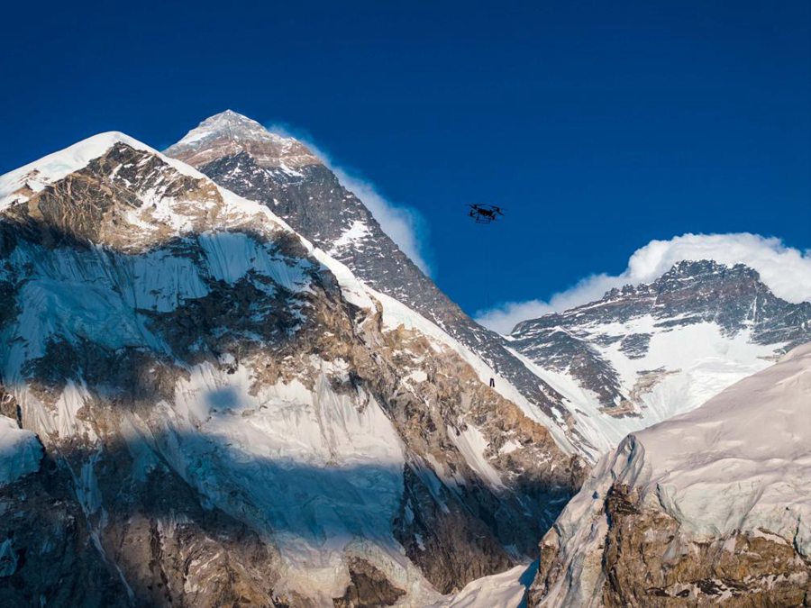 DJI effettua con successo i primi test di consegna tramite drone al mondo sul Monte Qomolangma