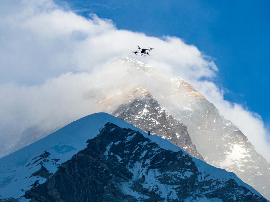 DJI effettua con successo i primi test di consegna tramite drone al mondo sul Monte Qomolangma