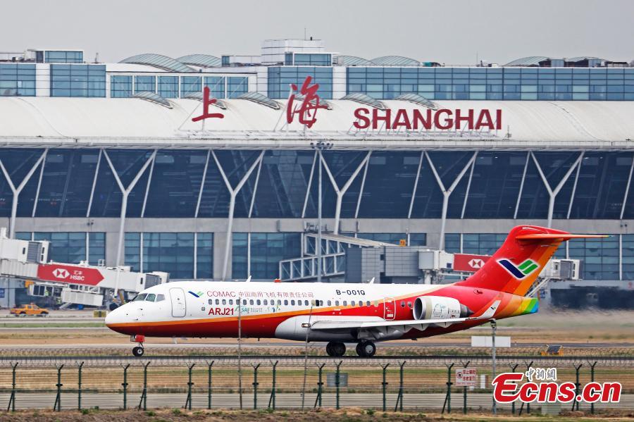 Un aereo regionale sviluppato dalla Cina, l'ARJ21, numerato B-001Q, si prepara a decollare per un volo dimostrativo utilizzando il carburante per aviazione sostenibile (SAF) dall'Aeroporto Internazionale Pudong di Shanghai. (5 giugno 2024 – China News Service/Yin Liqian)