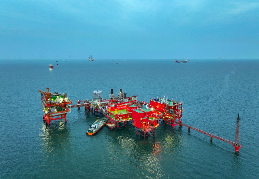 Vista aerea della piattaforma centrale Chengdao No. 1 del giacimento petrolifero offshore Shengli a Dongying, provincia dello Shandong. (4 giugno 2024 - Wang Jing/China Daily)