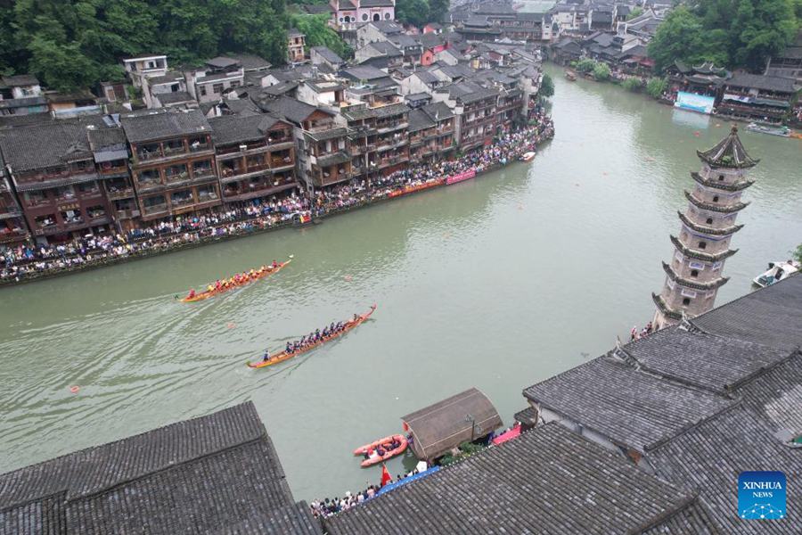 Gare di barche drago tenute in tutta la Cina per celebrare la Festa di Duanwu