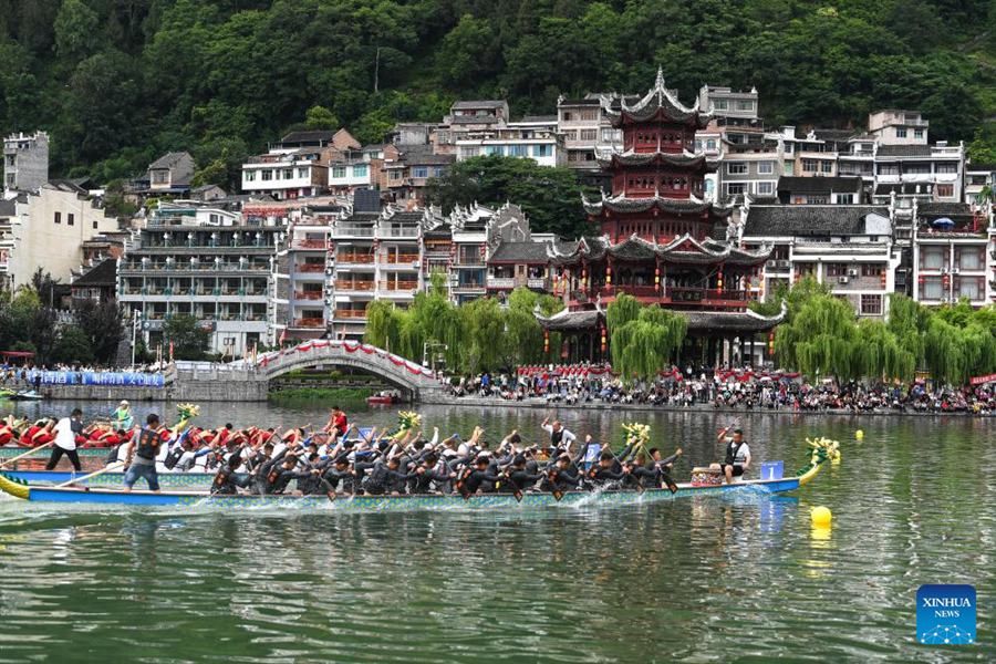 Gare di barche drago tenute in tutta la Cina per celebrare la Festa di Duanwu