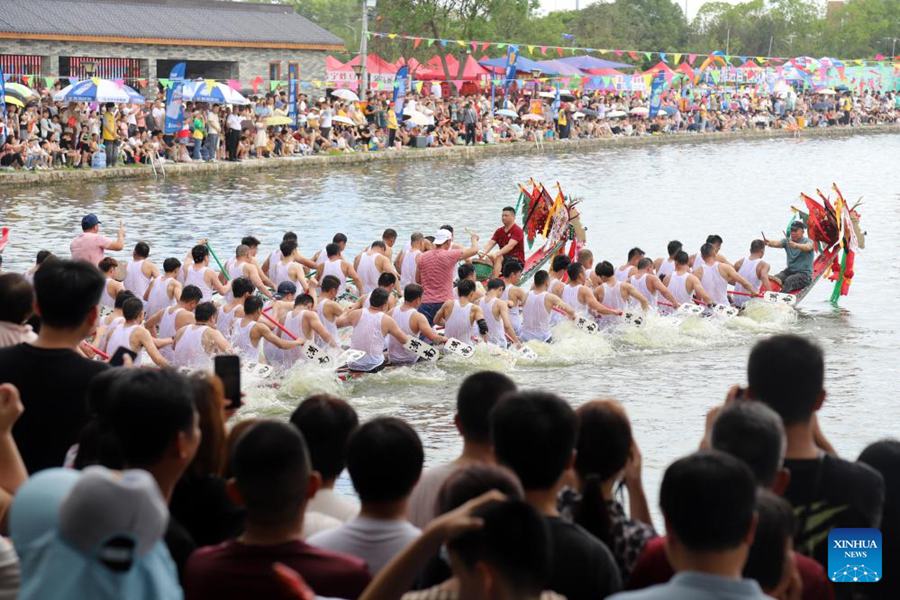 Gare di barche drago tenute in tutta la Cina per celebrare la Festa di Duanwu