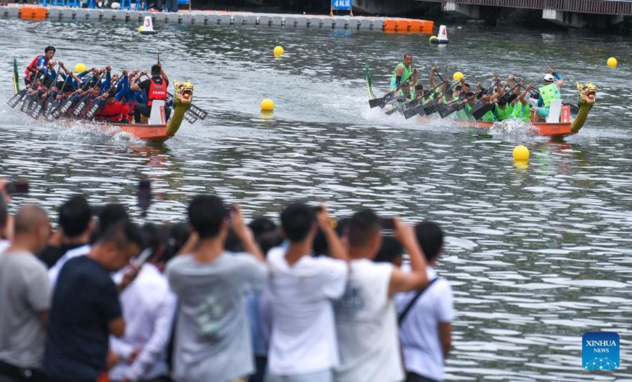 Persone assistono a una gara di barche drago nella contea di Zhenyuan, provincia del Guizhou. (10 giugno 2024 – Xinhua/Yang Wenbin)