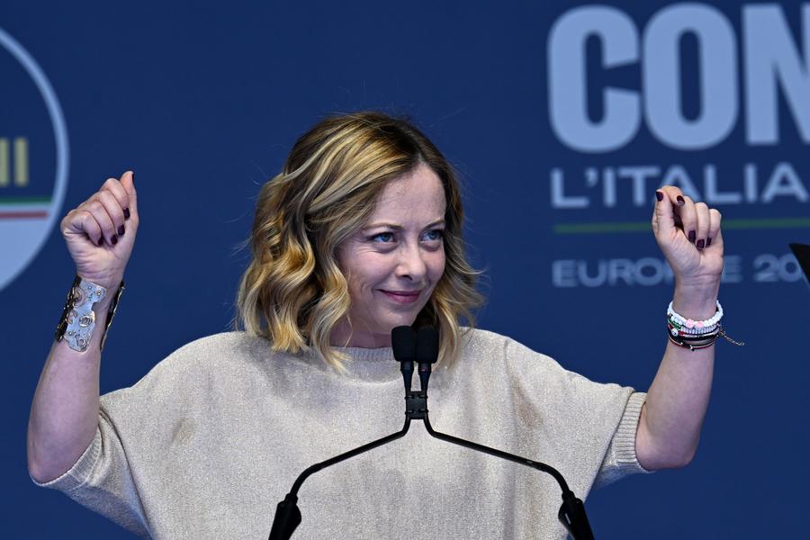 La Premier italiana e Presidente di Fratelli d'Italia (FdI) Giorgia Meloni parla durante l'evento di chiusura della campagna elettorale per le elezioni del Parlamento Europeo, in Piazza del Popolo, a Roma. (1 giugno 2024 - Xinhua/Alberto Lingria)