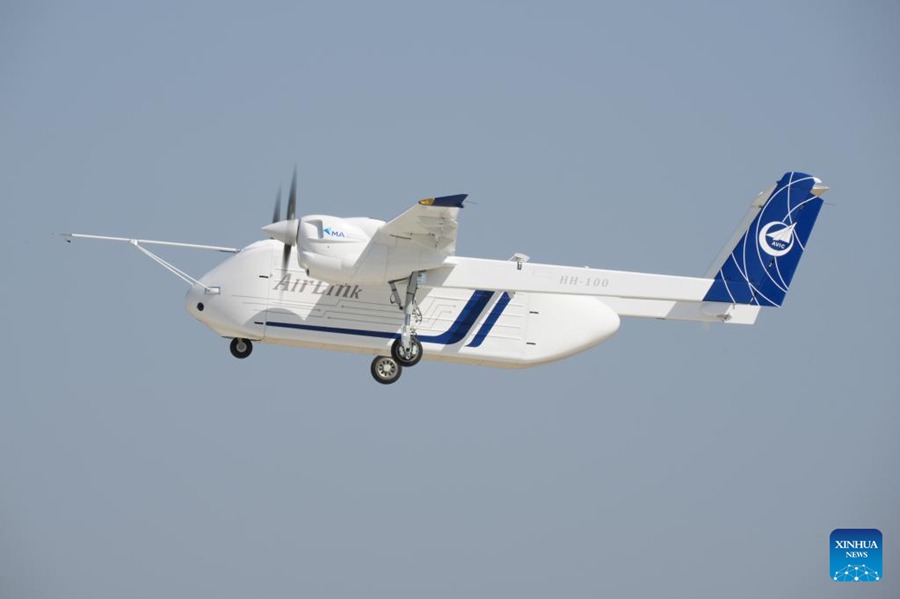 Primo volo sperimentale per l'aereo da trasporto cinese senza equipaggio HH-100