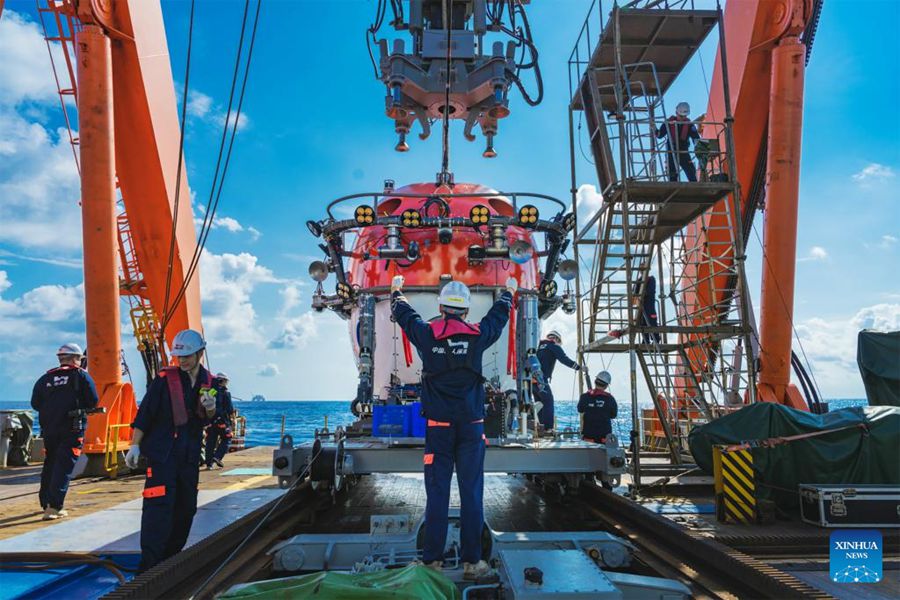 Sommergibile con equipaggio Shenhai Yongshi (Deep Sea Warrior) conduce un'immersione per un'indagine archeologica in acque profonde. (In gentile concessione della NCHA per Xinhua)