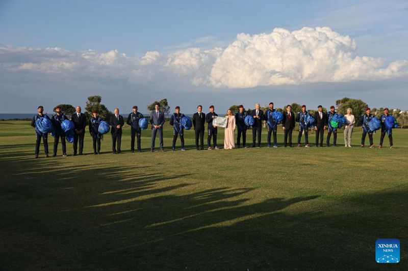 I leader del G7 posano per una foto di gruppo con i paracadutisti dell'Esercito Italiano a Borgo Egnazia. (Xinhua/Li Jing)