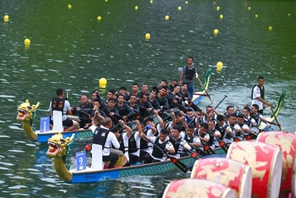 Gare di barche drago tenute in tutta la Cina per celebrare la Festa di Duanwu