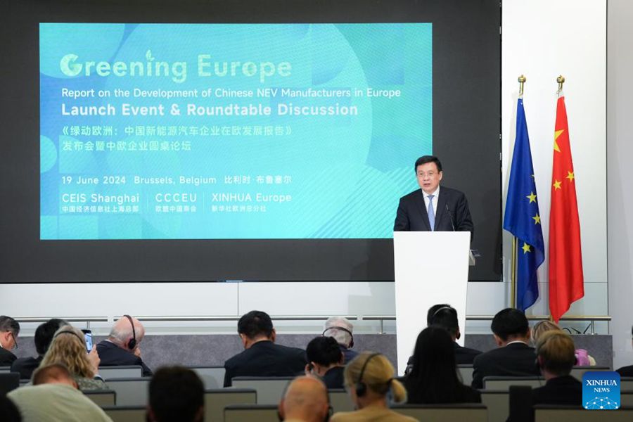 Il presidente dell'agenzia di stampa Xinhua Fu Hua interviene all'evento di lancio di un rapporto incentrato sui produttori cinesi di veicoli a nuova energia (NEV) in Europa e alla tavola rotonda dei CEO Europa-Cina a Bruxelles, Belgio. (19 giugno 2024 - Xinhua/Peng Ziyang)