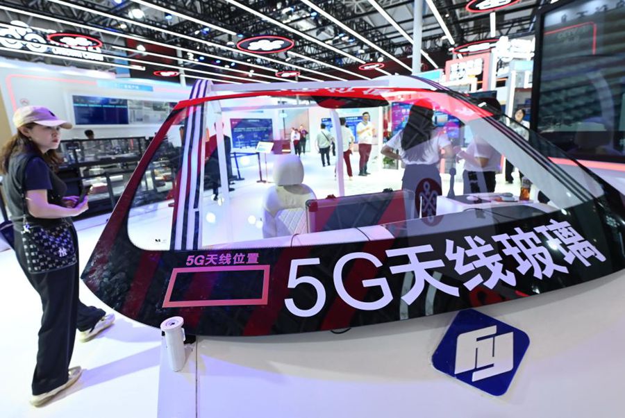  Parabrezza dotato di antenna 5G esposto al 7° Digital China Summit a Fuzhou, nella provincia sudorientale cinese del Fujian. (24 maggio 2024 - Xinhua/Lin Shanchuan)