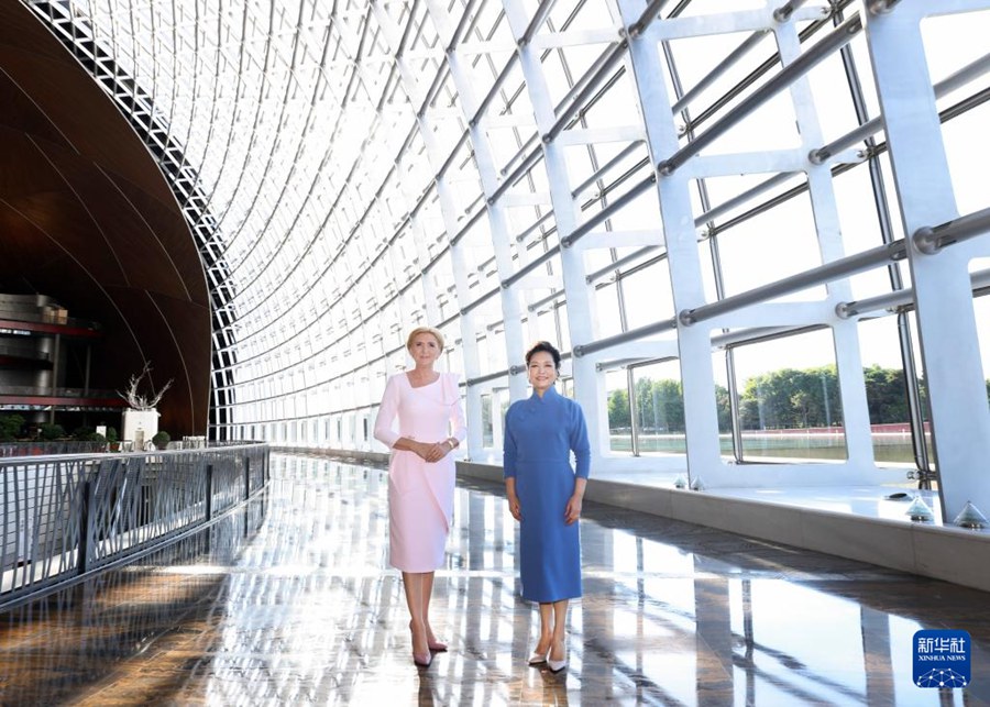 Peng Liyuan visita Centro Nazionale per le Arti dello Spettacolo con la moglie del Presidente polacco