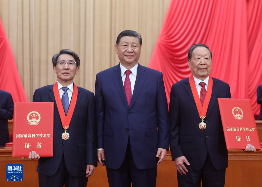 Xi Jinping consegna il premio nazionale per la scienza e la tecnologia