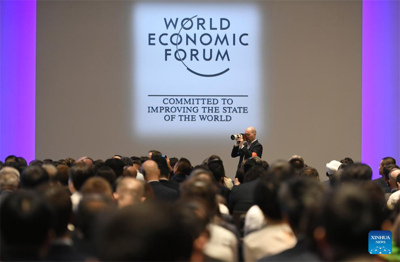 Partecipanti stranieri al Forum estivo di Davos: ottimismo sull'economia cinese