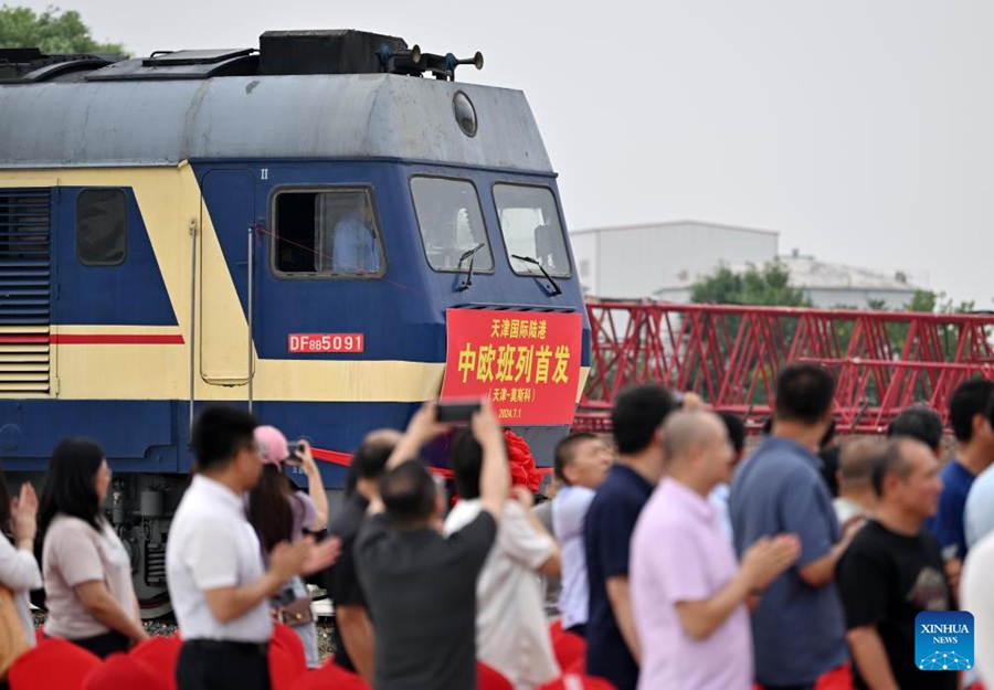 Un treno merci Cina-Europa diretto a Mosca parte dal porto terrestre internazionale di Tianjin, nella Cina settentrionale. (1 luglio 2024 - Xinhua/Li Ran)