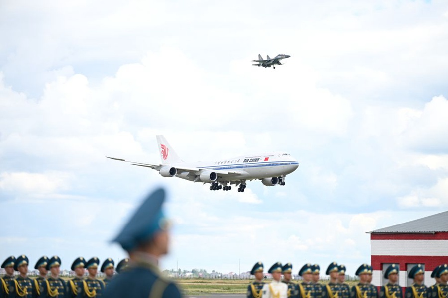 Xi Jinping giunto ad Astana per la 24a riunione del Consiglio dei capi di Stato della SCO e per una visita di stato in Kazakistan