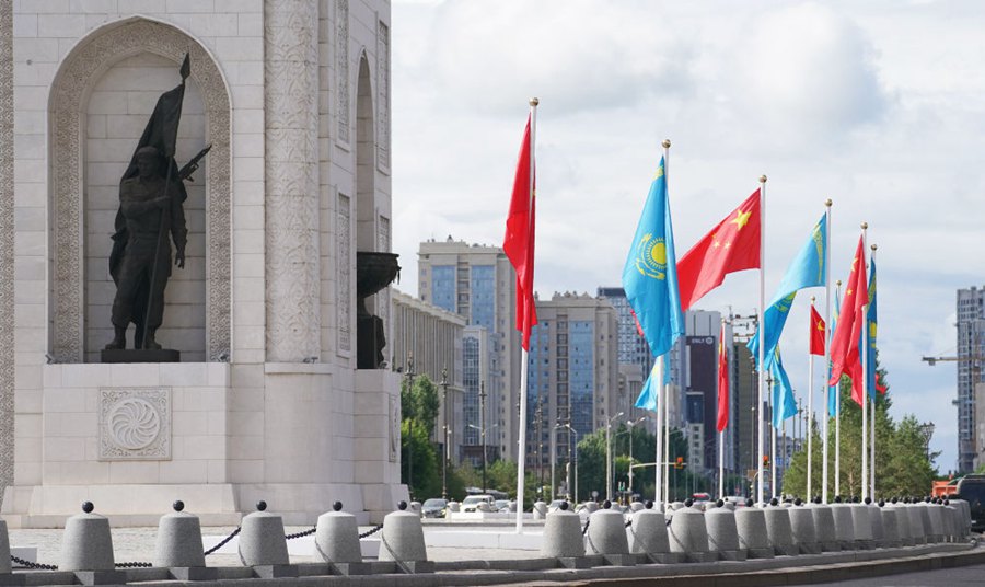 Xi Jinping giunto ad Astana per la 24a riunione del Consiglio dei capi di Stato della SCO e per una visita di stato in Kazakistan