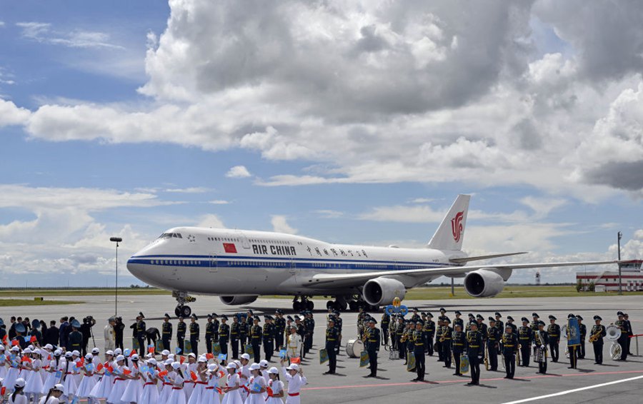 Xi Jinping giunto ad Astana per la 24a riunione del Consiglio dei capi di Stato della SCO e per una visita di stato in Kazakistan