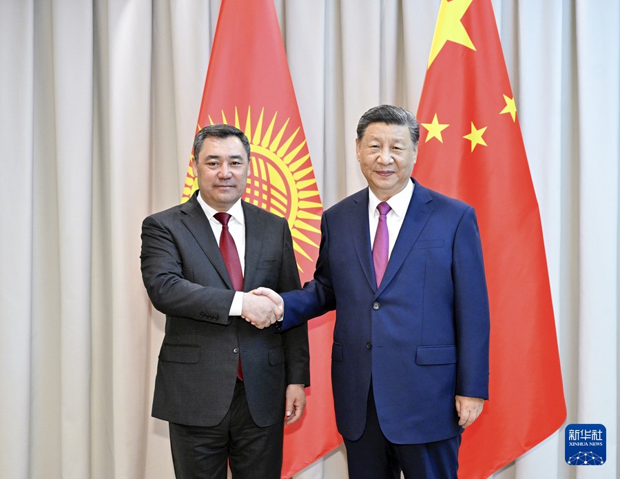 Il Presidente Xi Jinping incontra il Presidente del Kirghizistan Sadyr Japarov