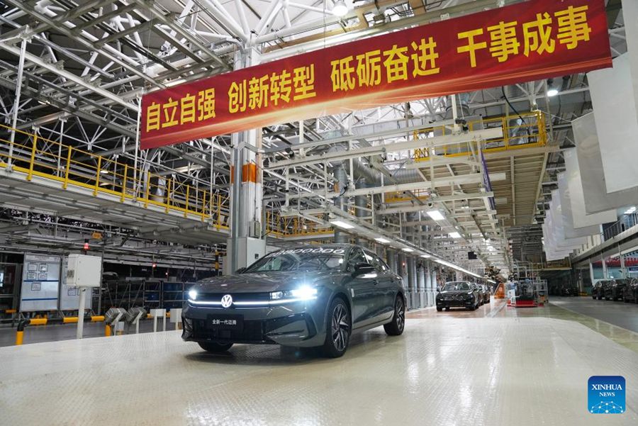 Una nuova versione del modello Magotan, il 28 milionesimo veicolo prodotto da FAW-Volkswagen, esce dalla linea di produzione dello stabilimento produttivo dell'azienda a Changchun, nella provincia nord-orientale cinese del Jilin. (3 luglio 2024 - FAW-Volkswagen, in gentile concessione a Xinhua)