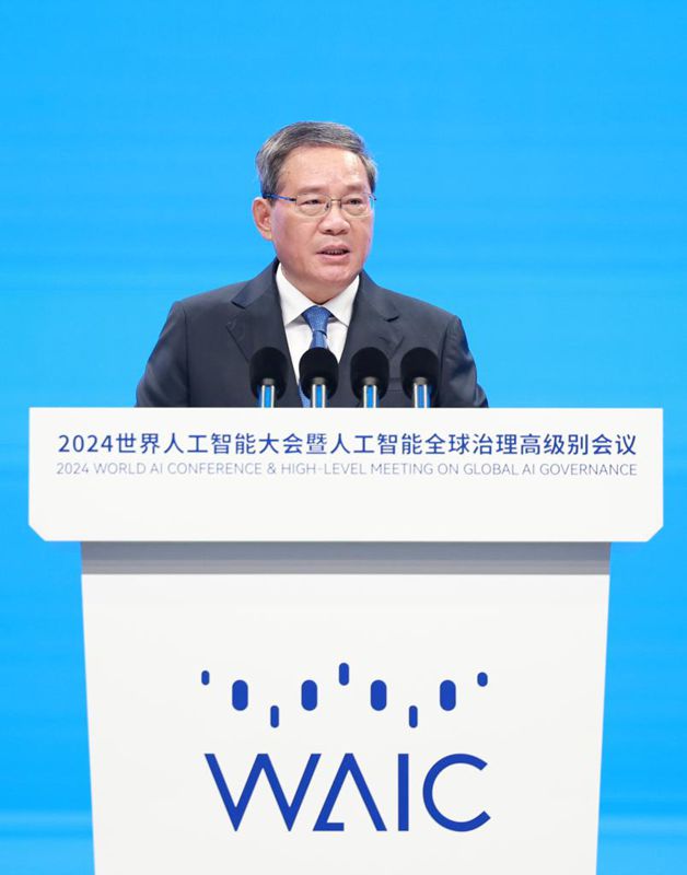 Il Premier cinese Li Qiang tiene un discorso durante la cerimonia di apertura della Conferenza Mondiale sull'Intelligenza Artificiale del 2024 e dell'incontro di alto livello sulla governance globale dell'intelligenza artificiale a Shanghai, nella Cina orientale. (4 luglio 2024 - Xinhua/Wang Ye)