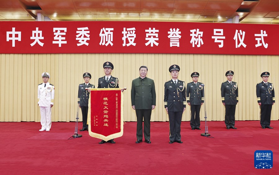 Xi Jinping conferisce onorificenza alle unità militari premiate