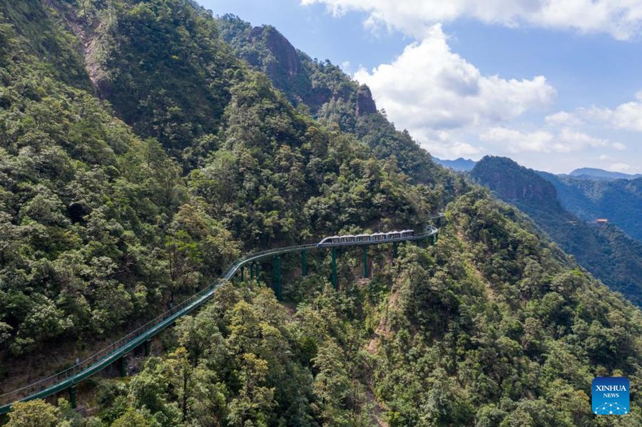 Treni navetta lungo il pendio offrono un'esperienza di viaggio senza pari nella Cina orientale