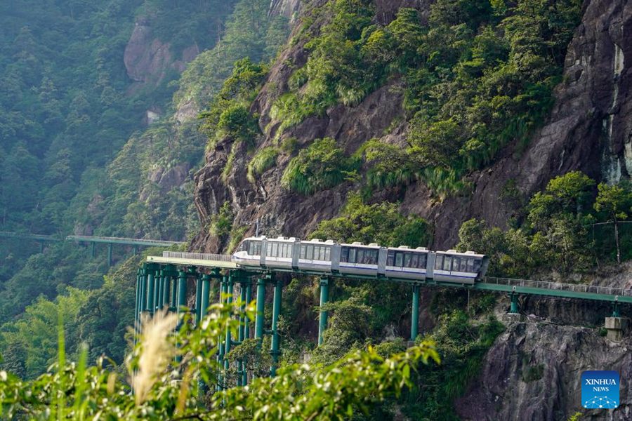 Treni navetta lungo il pendio offrono un'esperienza di viaggio senza pari nella Cina orientale