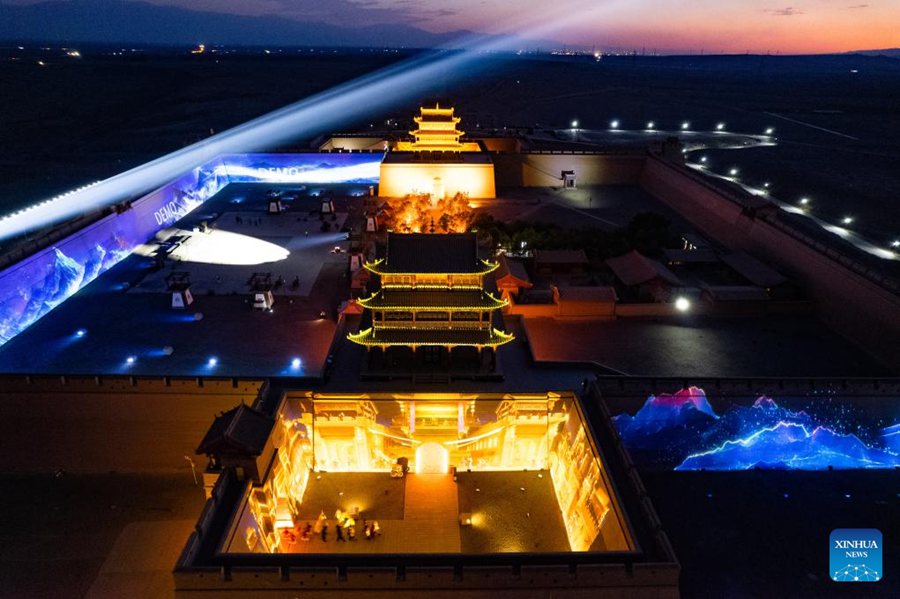 Antiche mura della città illuminate di notte nell'area panoramica del Jiayu Pass, nella città di Jiayuguan, provincia del Gansu. (14 luglio 2024 – Xinhua/Lang Bingbing))