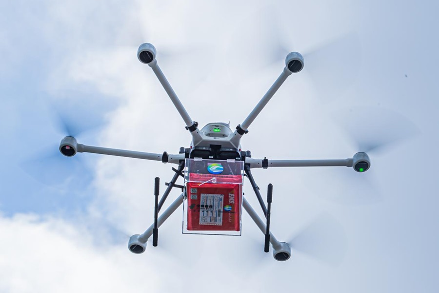 Un drone trasportante le lettere di ammissione alle università decolla dalla South China University of Technology. (Foto per gentile concessione della South China University of Technology)